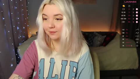 Snapshot of _blonde_barbie_ chatting on December 8, 9:08 pm Elizabeth online show from December 8, 9:08 pm