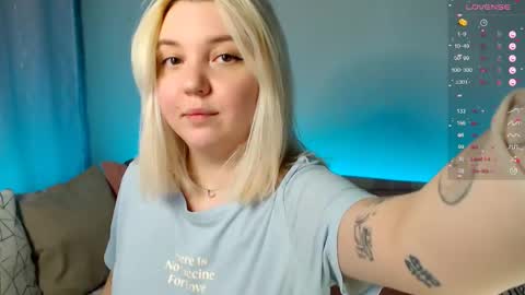 Snapshot of _blonde_barbie_ chatting on February 13, 7:42 pm Elizabeth online show from February 13, 7:42 pm