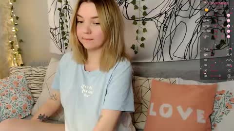 Snapshot of _blonde_barbie_ chatting on October 12, 7:22 am Elizabeth online show from October 12, 7:22 am