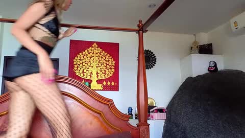 DemiDee online show from March 10, 8:50 am