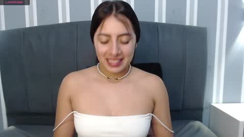 Snapshot of _emma_diamond_ chatting on December 17, 7:04 pm Emma online show from December 17, 7:04 pm