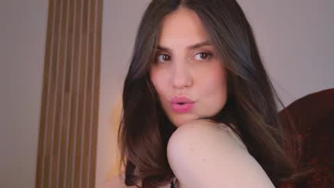 _esmeraldiyaa_ online show from March 4, 6:14 pm