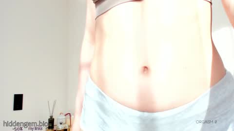 Snapshot of _hidden_gem_ chatting on October 3, 12:32 pm Laura online show from October 3, 12:32 pm