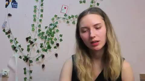 _kikiclark_ online show from March 12, 7:49 pm