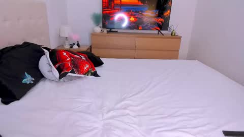 Lynna online show from March 27, 9:37 pm