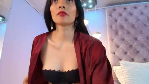 Mia online show from November 14, 11:54 am