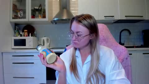 Snapshot of _miss_eva_ chatting on October 6, 8:31 am Eva online show from October 6, 8:31 am