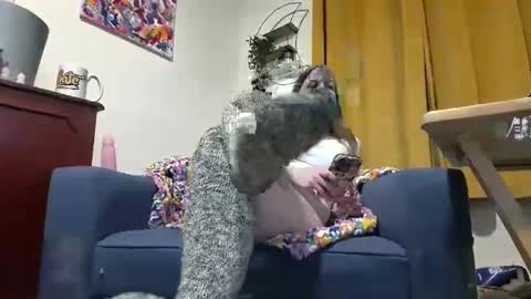 Snapshot of adorequeenbunny chatting on December 19, 9:27 pm Queen Bunny online show from December 19, 9:27 pm