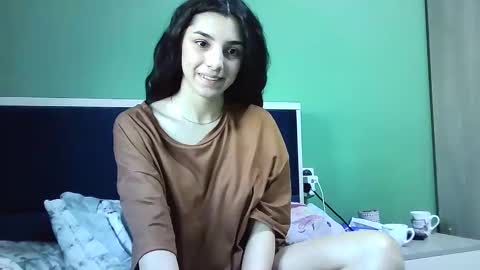 Snapshot of ahotkitty18 chatting on December 19, 8:34 am Selena online show from December 19, 8:34 am