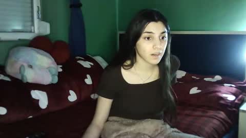 Snapshot of ahotkitty18 chatting on December 22, 6:48 pm Selena online show from December 22, 6:48 pm
