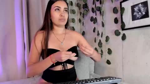 Snapshot of aisha_es chatting on February 24, 10:03 pm Aisha online show from February 24, 10:03 pm
