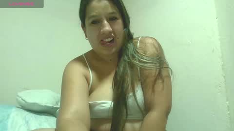 Snapshot of alahia_fox chatting on January 4, 4:33 am alahia online show from January 4, 4:33 am