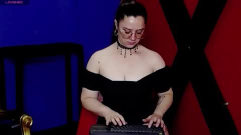 Alaiia    online show from November 26, 2:23 am