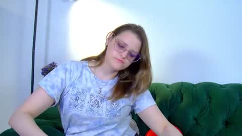 AlexaAvery online show from June 13, 6:44 am