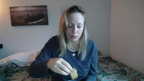 Snapshot of alice8363 chatting on December 8, 9:02 am Alice online show from December 8, 9:02 am