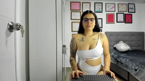 alicia_rainbow online show from June 2, 4:24 am