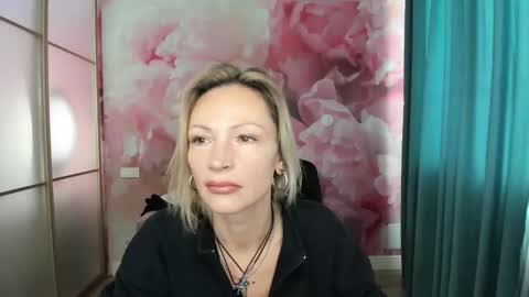 Snapshot of alinamoor chatting on October 21, 5:44 am AlinaMoor online show from October 21, 5:44 am