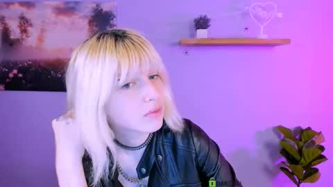 Snapshot of alisha_blonde chatting on October 31, 8:51 am Youre Alishe online show from October 31, 8:51 am