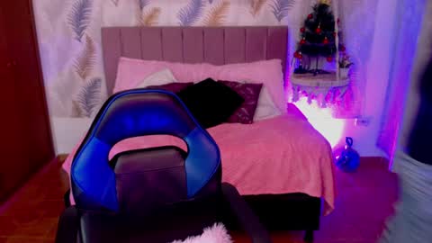 Amber  Astrom online show from December 14, 8:40 pm