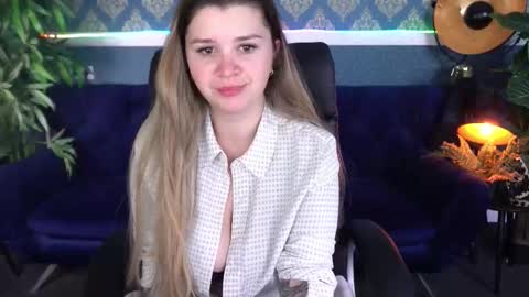 amellymillyy online show from December 3, 8:11 pm