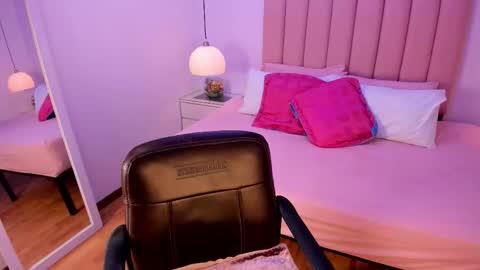Snapshot of amy_ferreira chatting on October 18, 3:42 am Aleja online show from October 18, 3:42 am