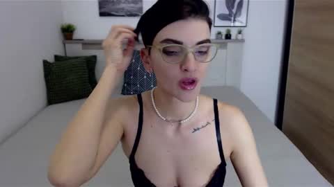 Snapshot of amylexy chatting on December 9, 8:00 am Hi there guys  My pleasure in your hands  pvt is open online show from December 9, 8:00 am