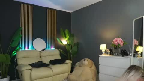 annita online show from April 17, 7:16 pm