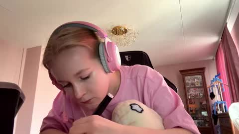 Qwin online show from February 25, 10:25 am