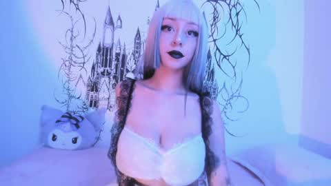 Snapshot of annie_gr chatting on December 16, 12:04 am annie online show from December 16, 12:04 am