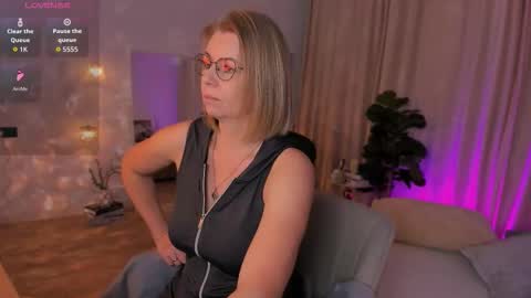 Annie online show from March 13, 6:47 am