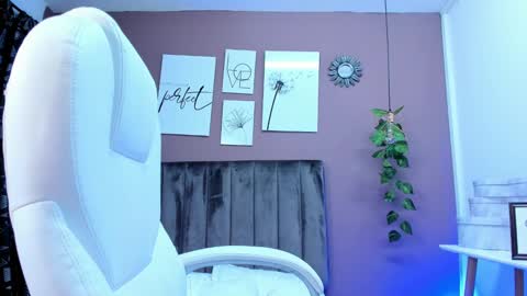 anniemayerx online show from December 2, 1:23 pm