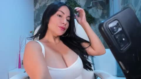 anniemayerx online show from January 9, 12:30 pm
