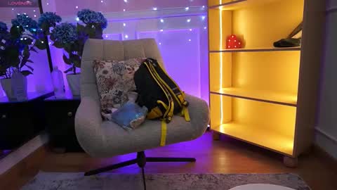 Ana online show from December 4, 11:34 am