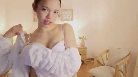 ariaa_23 online show from April 16, 1:44 pm