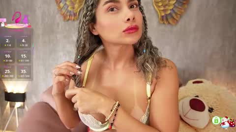 cristina online show from November 18, 1:45 pm