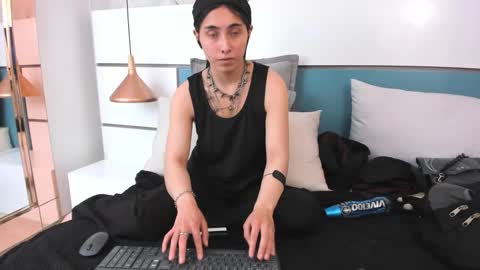 Ashkoreh online show from March 7, 10:39 pm