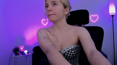 aurorawrenfield online show from April 17, 4:36 am