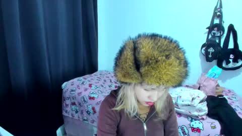 Azu Moure online show from November 25, 1:30 am