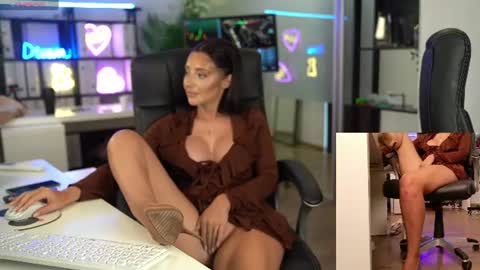 Olivia and Lexi online show from July 1, 10:26 am