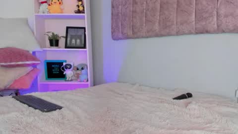 daya independent model online show from February 13, 4:19 pm