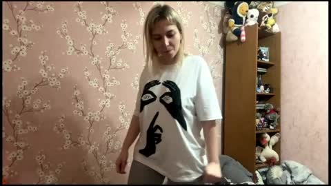 Mia online show from April 15, 3:23 pm