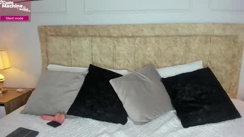 bella hiugs online show from September 9, 1:44 pm