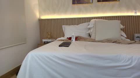 bella_millers online show from April 8, 11:18 pm