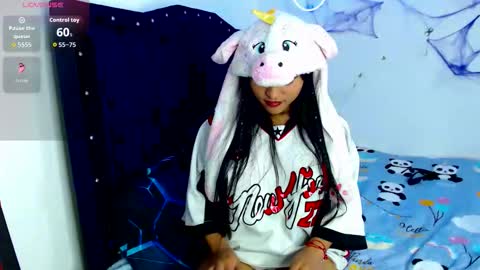 Snapshot of bella_warzon chatting on October 19, 5:09 am bella_warzon online show from October 19, 5:09 am