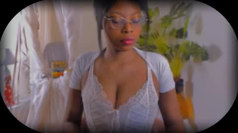 Snapshot of bellablakes18 chatting on September 19, 4:33 am Bellah Blakes-Sarah Scrumptious Lee online show from September 19, 4:33 am