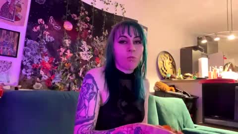 belladraconis online show from February 18, 7:10 am