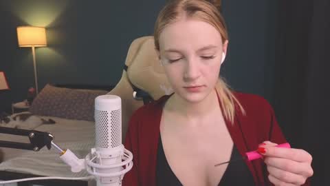 Snapshot of benty_bunny chatting on December 14, 7:36 pm Alice online show from December 14, 7:36 pm