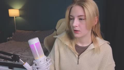 Snapshot of benty_bunny chatting on December 28, 7:33 pm Alice online show from December 28, 7:33 pm