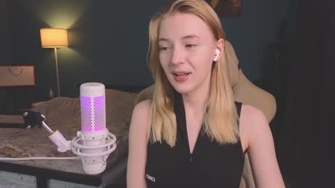 Snapshot of benty_bunny chatting on January 14, 5:23 pm Alice online show from January 14, 5:23 pm