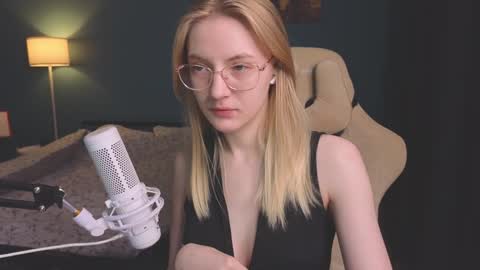 Snapshot of benty_bunny chatting on December 5, 7:49 pm Alice online show from December 5, 7:49 pm